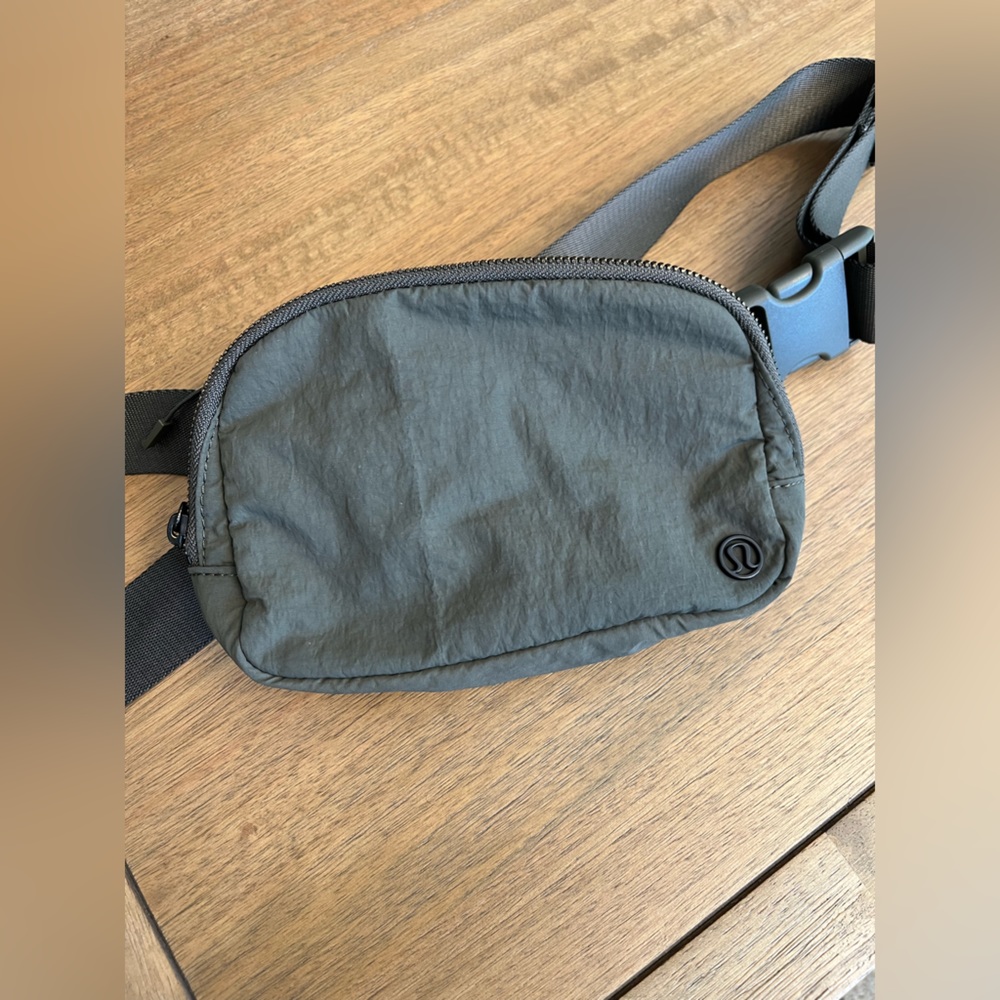 Lululemon Everywhere belt bag in Olive Green